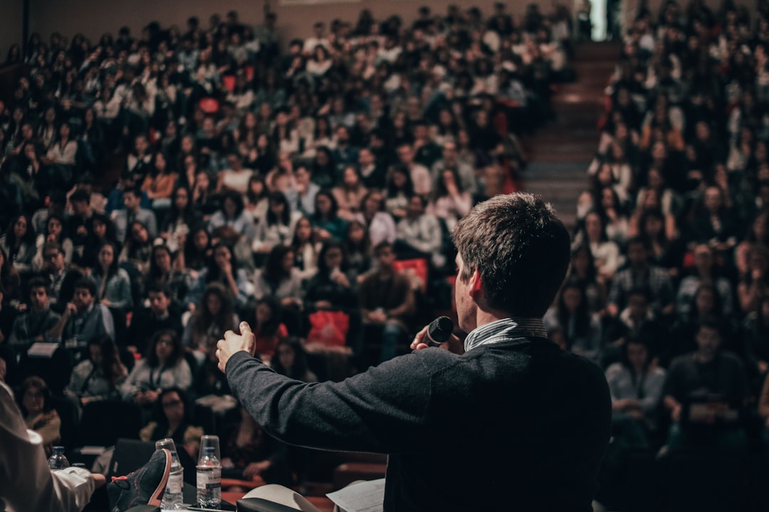 découvrez comment définir, analyser et engager efficacement votre audience pour maximiser l’impact de votre contenu et atteindre vos objectifs marketing.