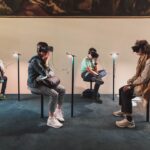 découvrez la réalité augmentée : une technologie innovante qui superpose des éléments virtuels au monde réel pour transformer l'expérience utilisateur dans les domaines du divertissement, de l'éducation et de l'industrie.