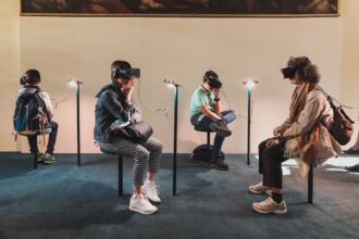 découvrez la réalité augmentée : une technologie innovante qui superpose des éléments virtuels au monde réel pour transformer l'expérience utilisateur dans les domaines du divertissement, de l'éducation et de l'industrie.