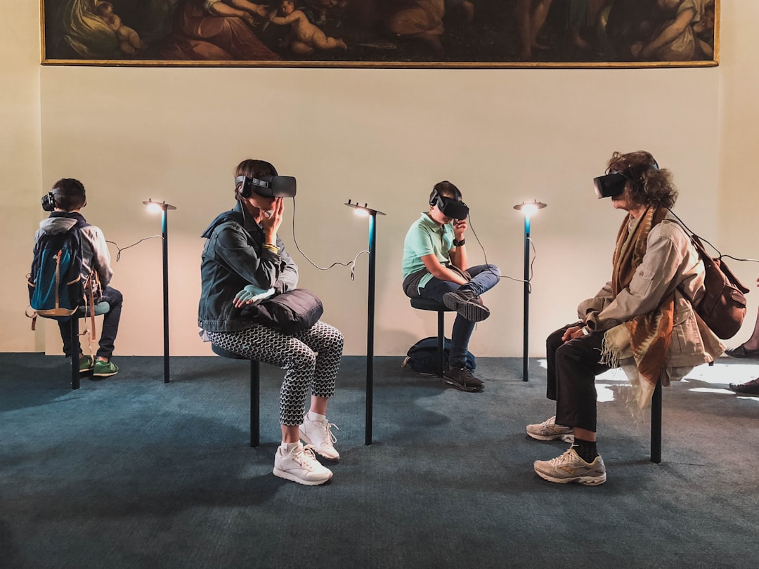 découvrez la réalité augmentée : une technologie innovante qui superpose des éléments virtuels au monde réel pour transformer l'expérience utilisateur dans les domaines du divertissement, de l'éducation et de l'industrie.
