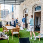 découvrez l'économie collaborative : un modèle innovant basé sur le partage, l'échange et la coopération entre particuliers et entreprises pour consommer plus durablement et créer de nouvelles opportunités.