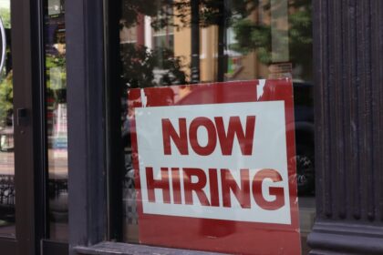découvrez les métiers émergents les plus recherchés en 2024 : évolutions du marché de l’emploi, compétences clés à acquérir et conseils pour réussir dans ces nouvelles carrières.
