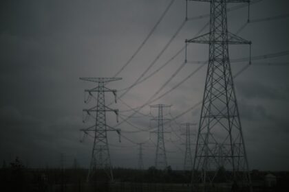 découvrez les causes, conséquences et solutions possibles à la crise énergétique mondiale. analyse des enjeux, des impacts sur l'économie et du rôle des énergies renouvelables pour répondre à ce défi actuel.