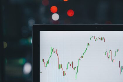 découvrez les bases de l'investissement, les stratégies pour faire fructifier votre argent et les conseils essentiels pour investir intelligemment en toute sécurité.
