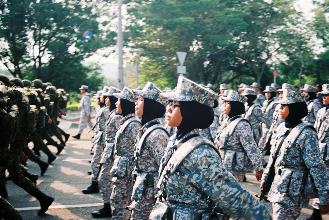 découvrez tout sur l'entraînement militaire : méthodes, objectifs, exercices physiques et préparation des soldats pour affronter les situations réelles et développer leurs compétences.