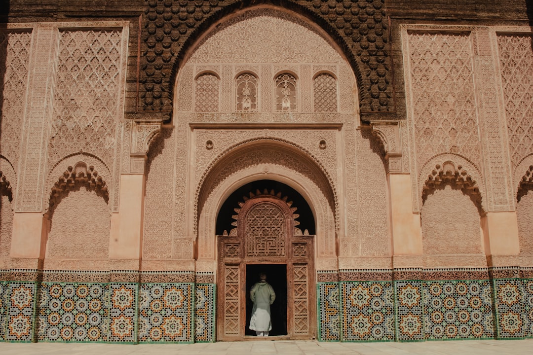 découvrez le maroc : un pays fascinant mêlant tradition et modernité. explorez ses villes impériales, ses paysages spectaculaires, sa cuisine savoureuse et son hospitalité légendaire. préparez votre voyage au maroc !