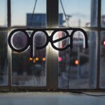 découvrez ce qu’est l’open source, ses avantages et comment les logiciels libres favorisent l’innovation, la collaboration et la transparence dans le développement technologique.