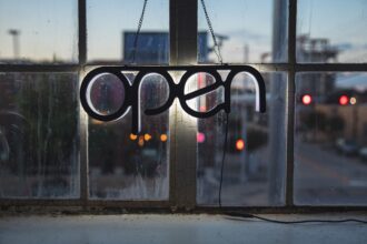 découvrez ce qu’est l’open source, ses avantages et comment les logiciels libres favorisent l’innovation, la collaboration et la transparence dans le développement technologique.