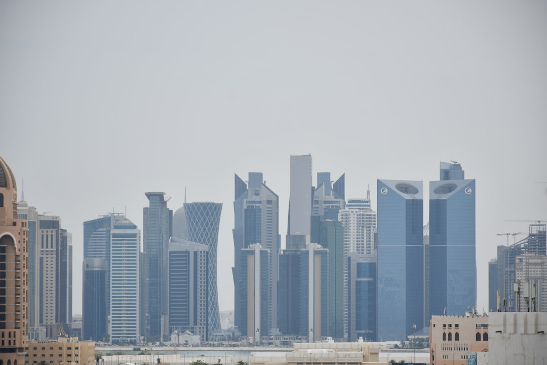 découvrez tout ce qu'il faut savoir pour préparer votre visite au qatar : lieux emblématiques, conseils pratiques, culture locale et activités à ne pas manquer. planifiez un voyage inoubliable dans ce pays dynamique du moyen-orient.