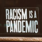 découvrez ce qu'est le racisme, ses origines, ses conséquences sur la société et les solutions pour lutter contre toutes les formes de discrimination raciale.