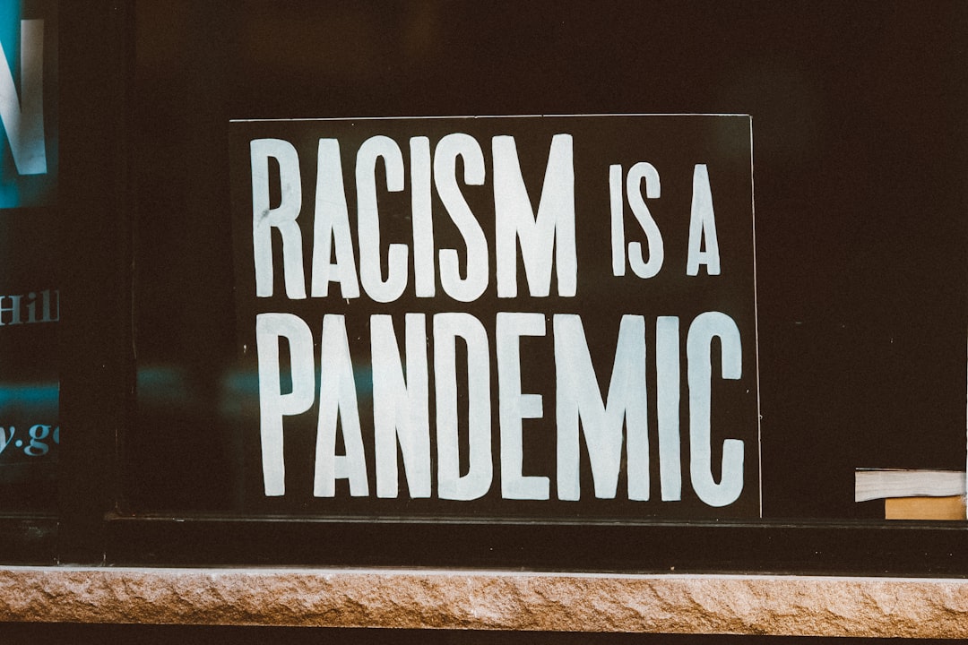 découvrez ce qu'est le racisme, ses origines, ses conséquences sur la société et les solutions pour lutter contre toutes les formes de discrimination raciale.