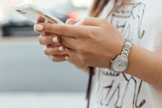 découvrez les meilleurs smartphones du moment : comparatifs, avis et conseils pour choisir le téléphone qui répond à tous vos besoins en performance, photo et autonomie.