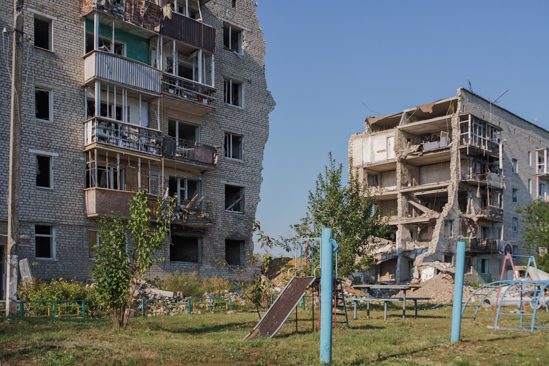 découvrez tout ce qu'il faut savoir sur le terrorisme : définitions, causes, conséquences et efforts internationaux pour combattre ce fléau global. analyse des enjeux de sécurité et des impacts sociétaux.