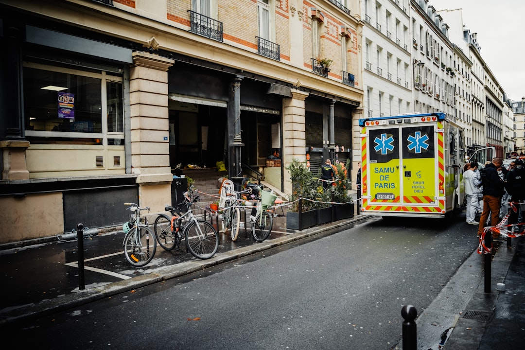 découvrez tout ce qu'il faut savoir sur le terrorisme : définitions, enjeux, causes, conséquences mondiales et actions de prévention pour mieux comprendre ce phénomène complexe.