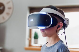 découvrez la réalité virtuelle : une technologie immersive qui vous transporte dans des mondes numériques interactifs, idéale pour les jeux, l'apprentissage ou la simulation professionnelle.